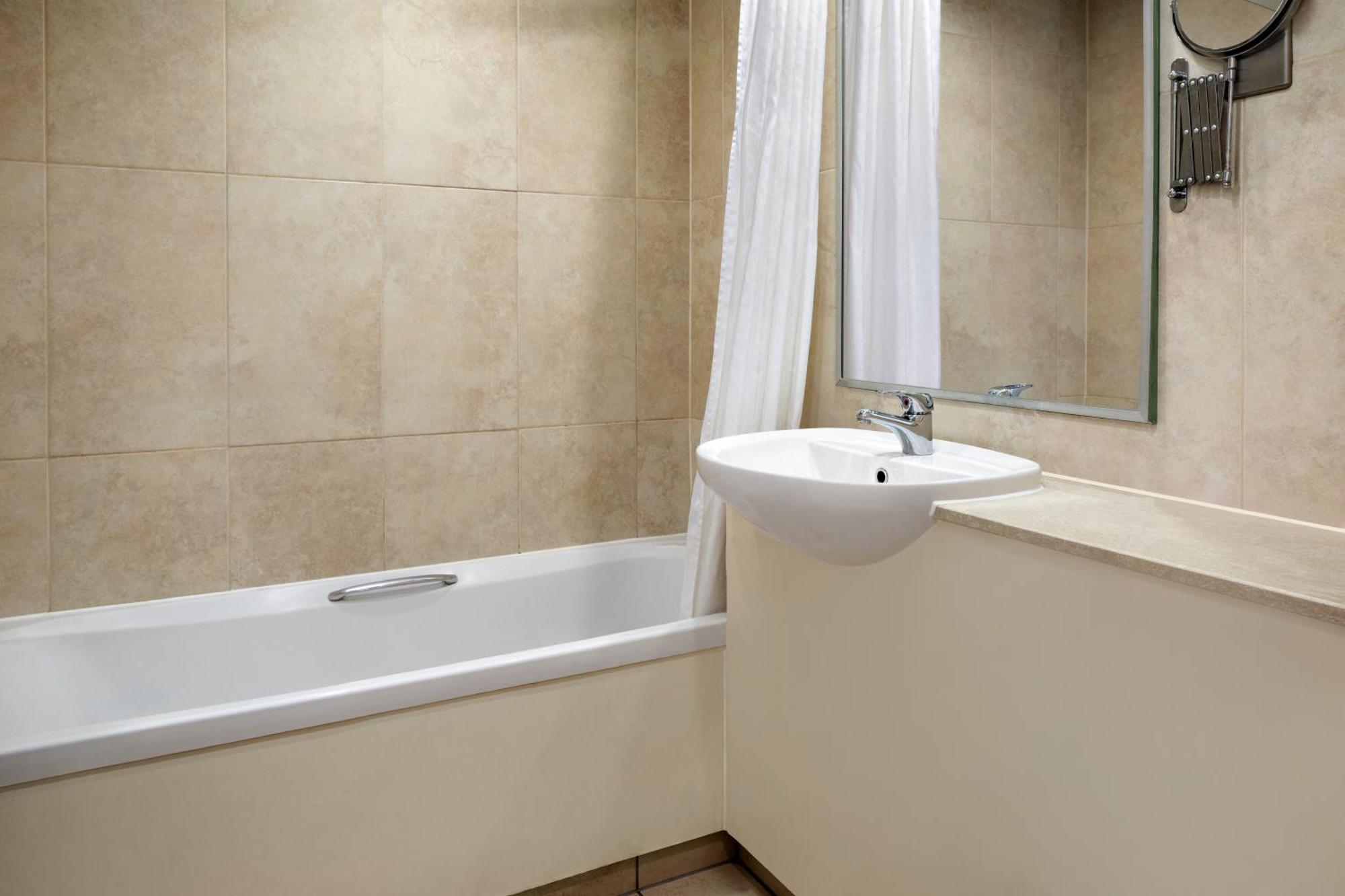 Ramada By Wyndham Cheltenham Golden Valley Zewnętrze zdjęcie