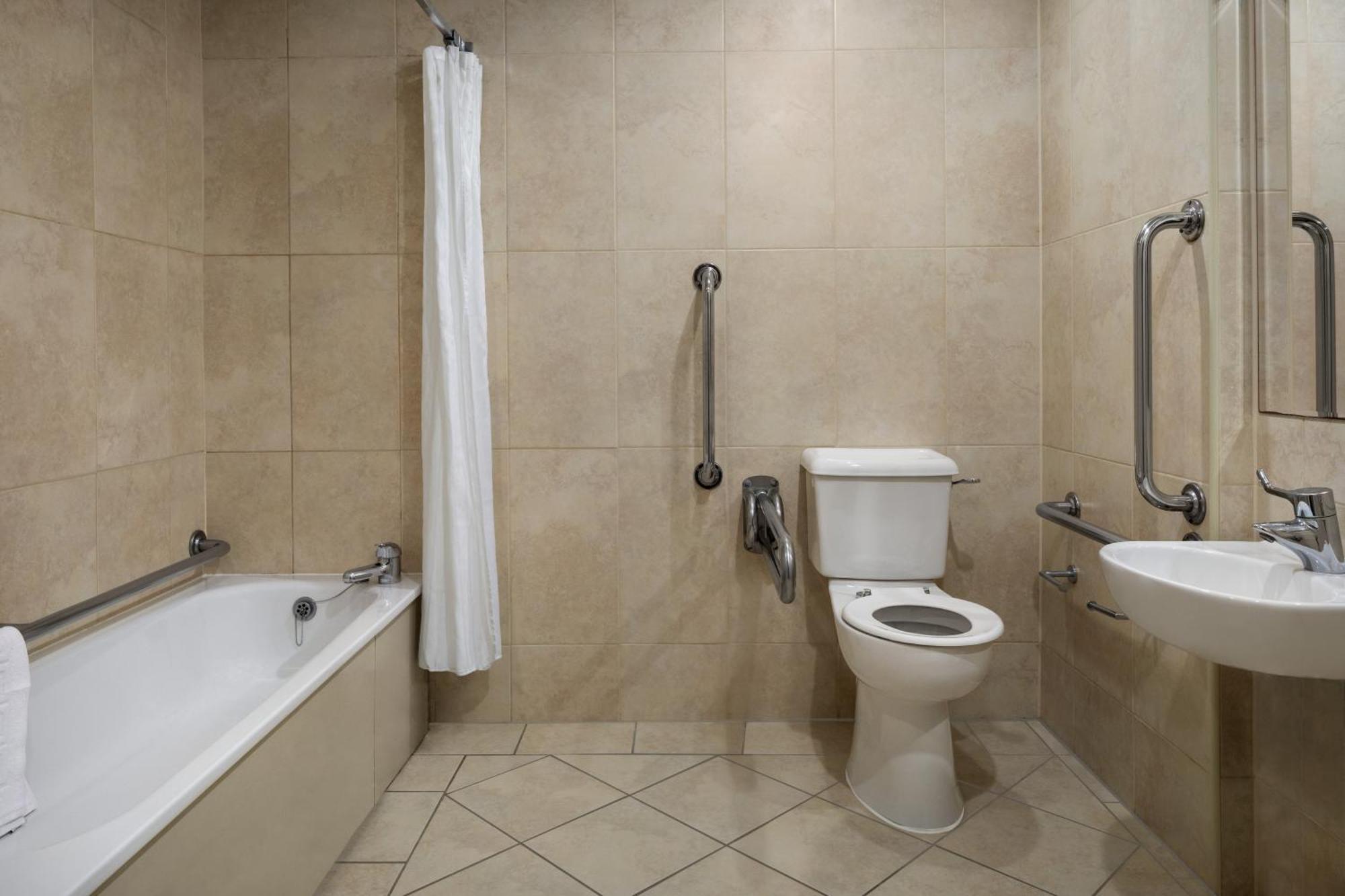 Ramada By Wyndham Cheltenham Golden Valley Zewnętrze zdjęcie