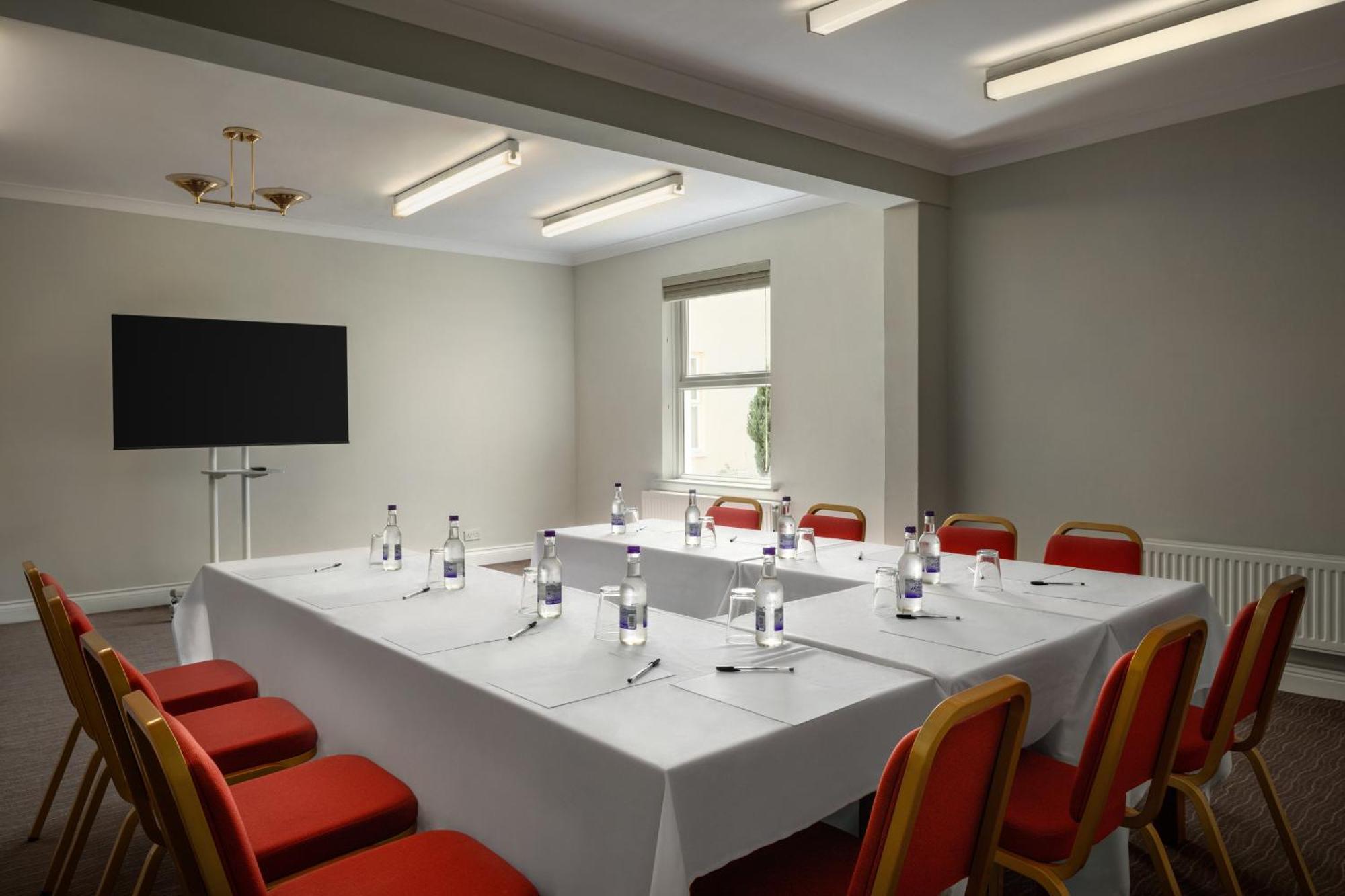 Ramada By Wyndham Cheltenham Golden Valley Zewnętrze zdjęcie