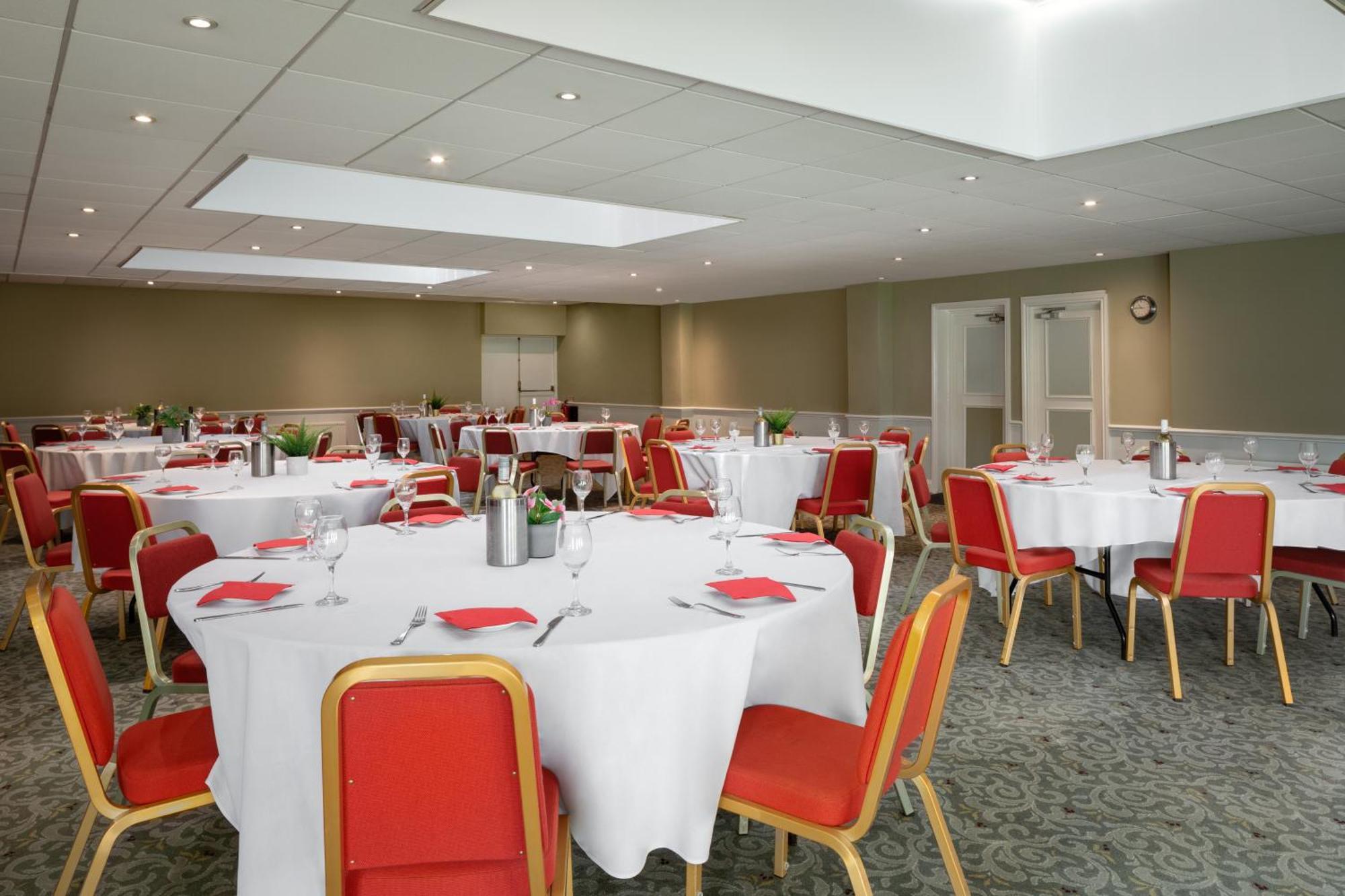 Ramada By Wyndham Cheltenham Golden Valley Zewnętrze zdjęcie