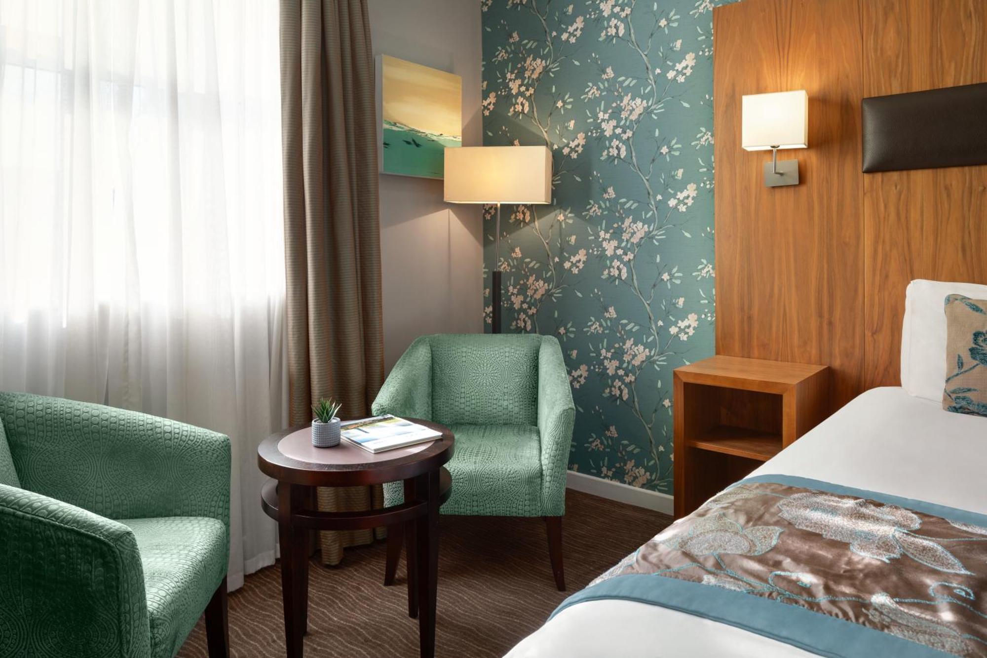 Ramada By Wyndham Cheltenham Golden Valley Zewnętrze zdjęcie
